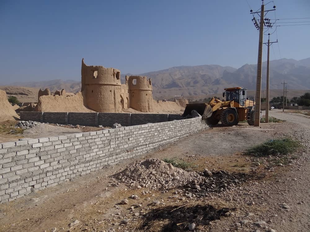 تخریب ساخت‌وساز غیرمجاز در حریم قلعه تاریخی خیرآباد داراب